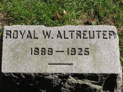 Gravestone of Royal Washington Altreuter