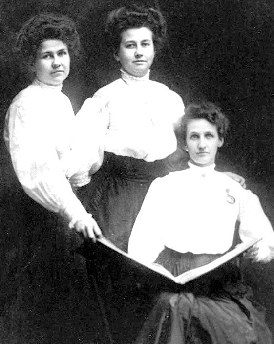 The three daughters of Elisabeth Robbins White